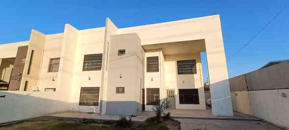 (( الـعـمـلاق لـلـبـيـع موقع تجاري ركـن وشـارعـيـن 60 مـتـر )) 

(( للبيع للبيع دار فاخر في موقع متميز بسعر مناسب جداً ))

‏_ ‪_ المساحة:_ 320 متر مربع

_المرحلة:_ الأولى، فئة A
_الموقع المحدد: بلوك 32 
_ ركن على شارعين 60م وشارع 15م 🌴🌳

_تفاصيل الدار:_
_الطابق الأرضي:_
- غـرفـة
- صـالـة
-اسـتـقبال 
- مـطـبـخ
- حار + بار
- حـديـقـة
- كراج سيارة
_الطابق الأول
- 3 غرف
- 2 سويت
- مجموع الغرف 5 على شارعين وجهه شارع 60متر 
ــــــــــــــــــــــــــــــــــــــــــــــــــــــــــــــــــــــــــــــــــــــــــــــــــــ
_السعر:_ نقد، سند حر، سعر مناسب جداً

للاستفسار الاتصال او مراسلة 

(( *********** واتس أب ))   

(( *********** تلي كرام  )) 

فرصة استثمارية رائعة لمن يبحث عن دار فاخرة في موقع متميز. للاستفسار، يرجى الاتصال
