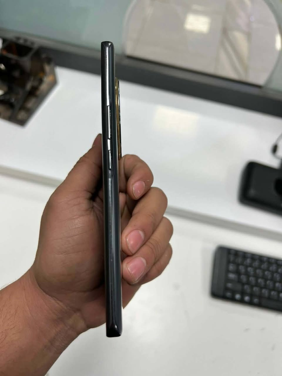 السلام عليكم ... للبيع 
هونر x9c 
استخدام قليل نظييف كلششش 
ذاكرة  256 
دبل شريحةة 
بي فقط  مشكله بسيطه بالكامره
باقي كله مكفول وشغاللل 
بصمة وجهه اتصال نت فرمت حدث كل شغال 
السعر. 325 وبي مجال او مراوس ب ايفون 
المكان " بابل 
***********
***********
