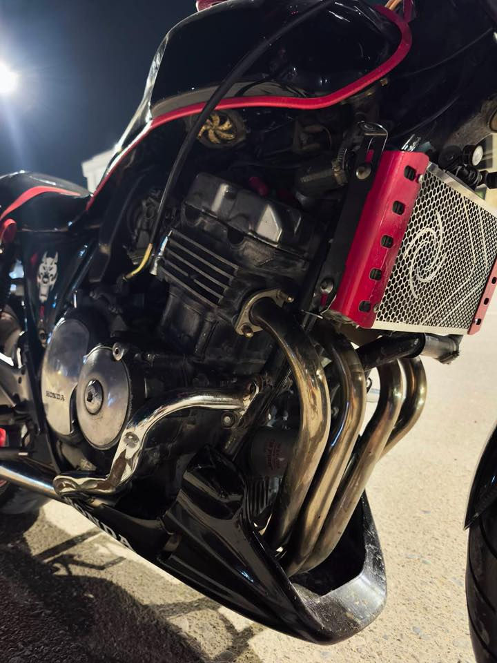 السلام عليكم
دراجة  Cb400
  جديدة كلش مكينة وگير بشرط مكينه كبس ممفتوحه
لايت عدسه عدادات كله شغال مابيها برغي نقص
الشراي يجي خاص مكاني كلار او اتصل عل رقم :***********
