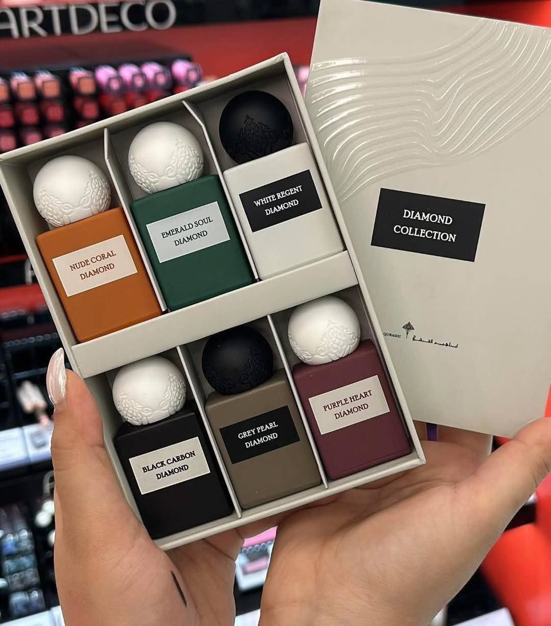 هذا البوكس الراقي من إبراهيم القرشي ،، احجام ميني 😍10مل فقط
مجموعة Diamond Collection هو باكج ميني عطري فخم يجمع 6 نكهات مختلفة، وكل وحدة منها بحجم صغير، مناسب للتجربة أو للشنطة.

💎 شنو يحتوي البكج؟
البكج يضم 6 عطور ميني (unisex غالبًا)، وكل عطر بطابع مختلف:
‏ 1. Nude Coral
لمسة دافئة ومنعشة بنفس الوقت، يميل أكثر للطابع العصري.
‏ 2. Emerald Soul
عطر غني وأنيق، يوحي بالفخامة والتميز – يناسب اللي يحبون العطور الفريدة.
‏ 3. White Regent
ناعم ونظيف، ممكن يكون أنسب للنهار والأجواء الهادية.
‏ 4. Black Carbon
قوي وجذاب، طابعه رجولي أكثر، بثبات عالي.
‏ 5. Grey Pearl
متوازن بين الهدوء والعمق، يوحي بالفخامة الكلاسيكية.
‏ 6. Purple Heart
فيه طابع زهري فاكهي ناعم، مثالي للسهرات


**إذا كنت صاحب هذا الإعلان وتريد حذفه لأي سبب، رجاءا أرسل رسالة إلى الدعم الفني**