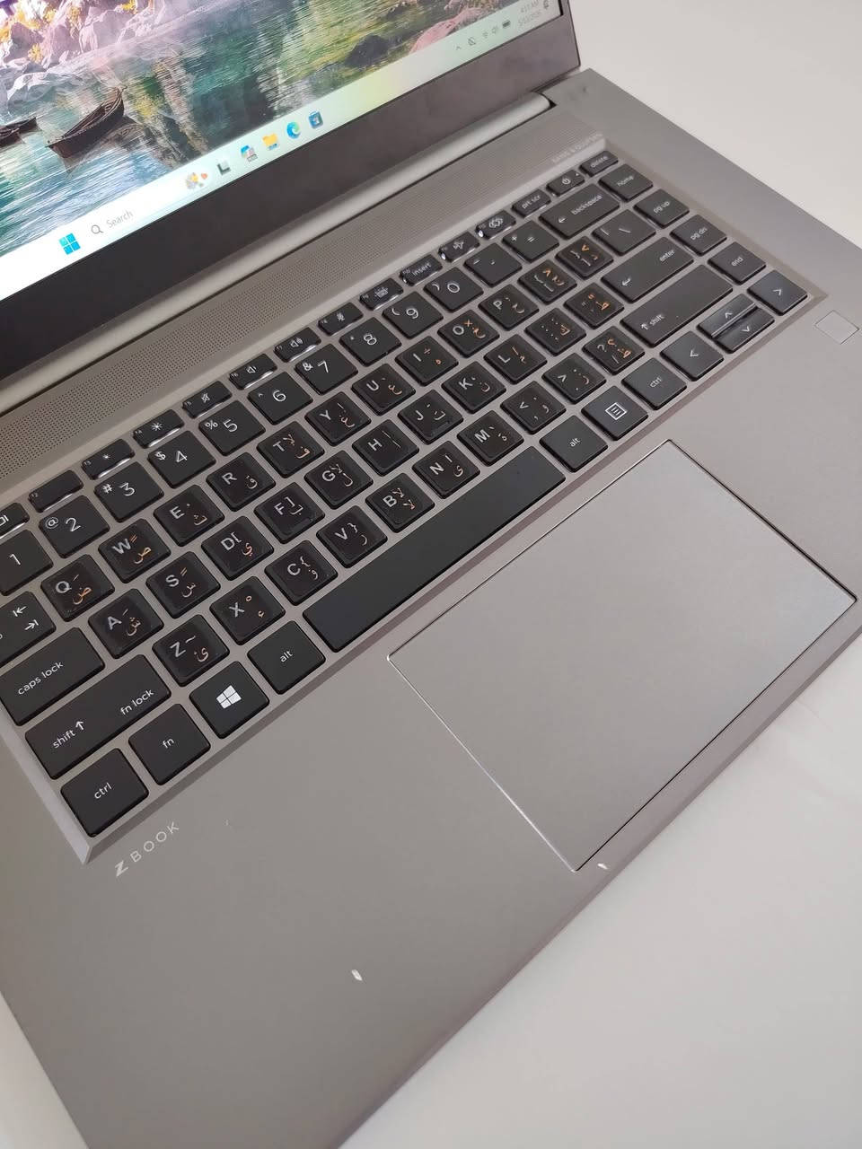 لابتوب Hp zbook Studio G7
مناسب جداً لأعمال التصميم والهندسة والمونتاج المتوسط إلى الثقيل، ويشغل برامج مثل AutoCAD وAdobe Premiere Pro وSolidWorks بدون مشاكل.
المعالج فئة H قوي للأعمال الاحترافية والرندر والتعددية، والرام 32GB ممتازة للشغل الثقيل وفتح عدة برامج بنفس الوقت.
كرت NVIDIA Quadro T1000 Max-Q مخصص لمحطات العمل أكثر من الألعاب، لذلك ممتاز للتصميم ثلاثي الأبعاد والهندسة.
يفيد أيضاً للبرمجة، تشغيل المحاكيات، والعمل على مشاريع كبيرة، وحتى المونتاج بدقة 4K بشكل جيد. 

Hp zbook Studio G7 Workstation 
Core i7-10850 H 
32GB  ddr4
512GB  ssd m.2 Samsung
Nvidia Quadro T1000  with Max-Q Design 
Intel UHD Graphics 8 gb
15.6 FHD
السعر: 790 الف دينار 
يوجد توصيل 
بيها ضرر بسيط، موضح بالصورتين


**إذا كنت صاحب هذا الإعلان وتريد حذفه لأي سبب، رجاءا أرسل رسالة إلى الدعم الفني**