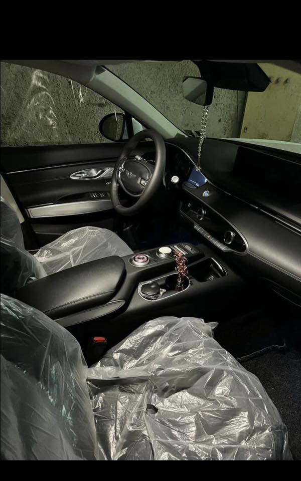 جينيسس 2023 Gv70 
رقم بغداد مشروع وطني بسمي 
فول مواصفات 1/1 
ماشيه 24 الف ميل 
وراد امريكي حادثها موضح بالصور + سونار مرفق بالصور .
السياره مكانها ميسان . 
السعر 280 و بيها مجال سعر جدا مناسب. 
التواصل الاتصال على الرقم *********** متوفر واتساب .
