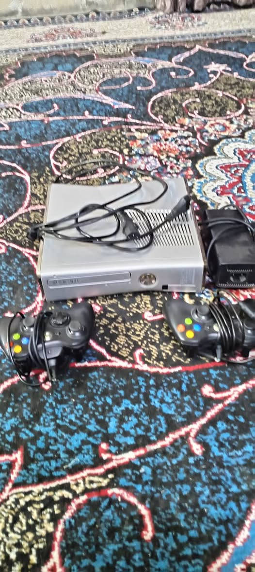 إكس بوكس 360 نظيف مهكر لعبة GTA5 مع شاحنة مع كيبل توصيل للشاشة مع يدات عدد ٢ تحكم واير وعن بعد اصليات بسعر ١٥٠ الف بي مجال الشراي يتصل على الرقم *********** واتساب
