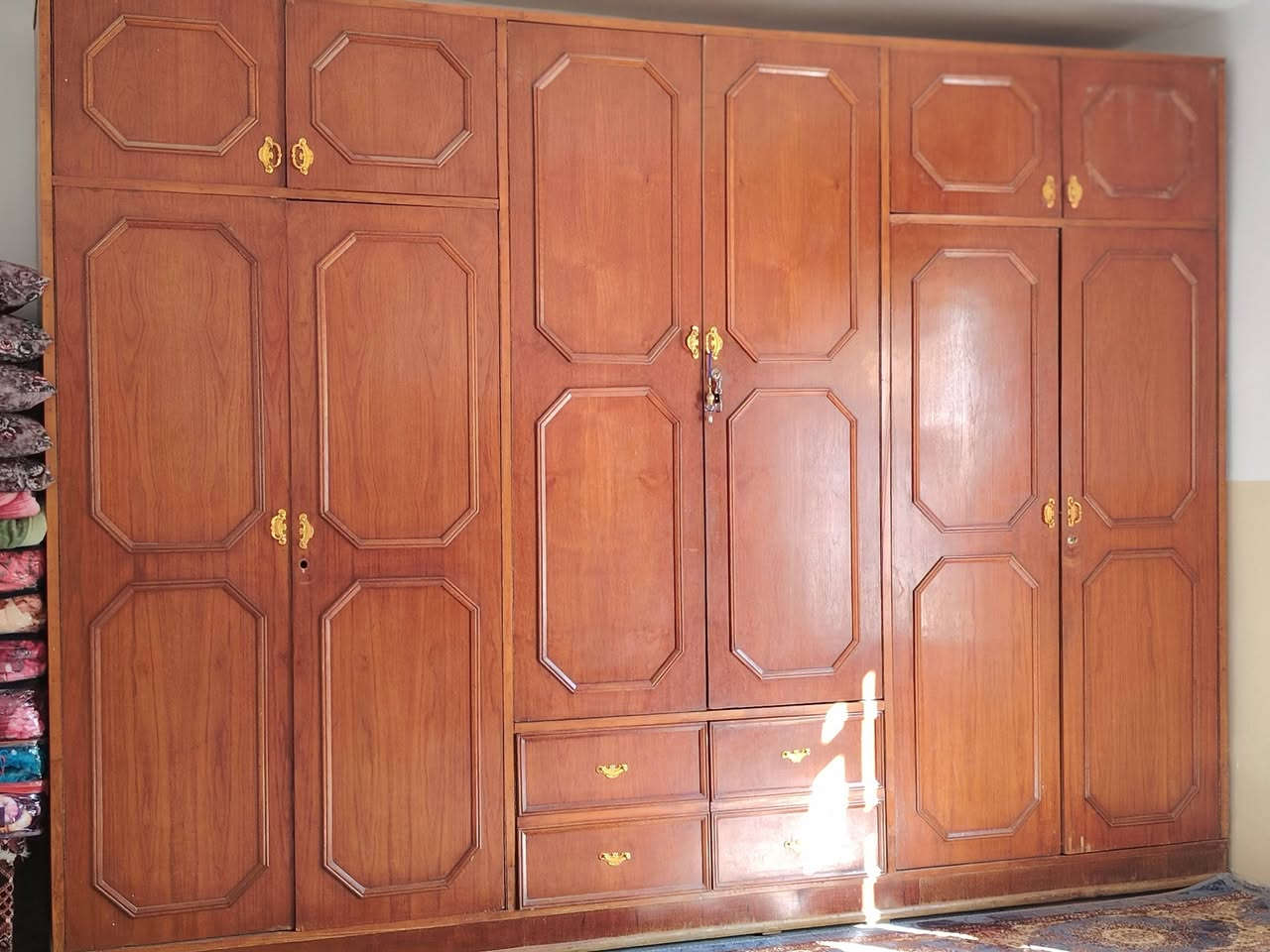 السلام عليكم  للبيع كنتور سته أبواب كنتور جديد احلئ من الصوره إرتفاع 3 أمتار العرض 3ونص  الشراري يتصل على الرقم ***********
