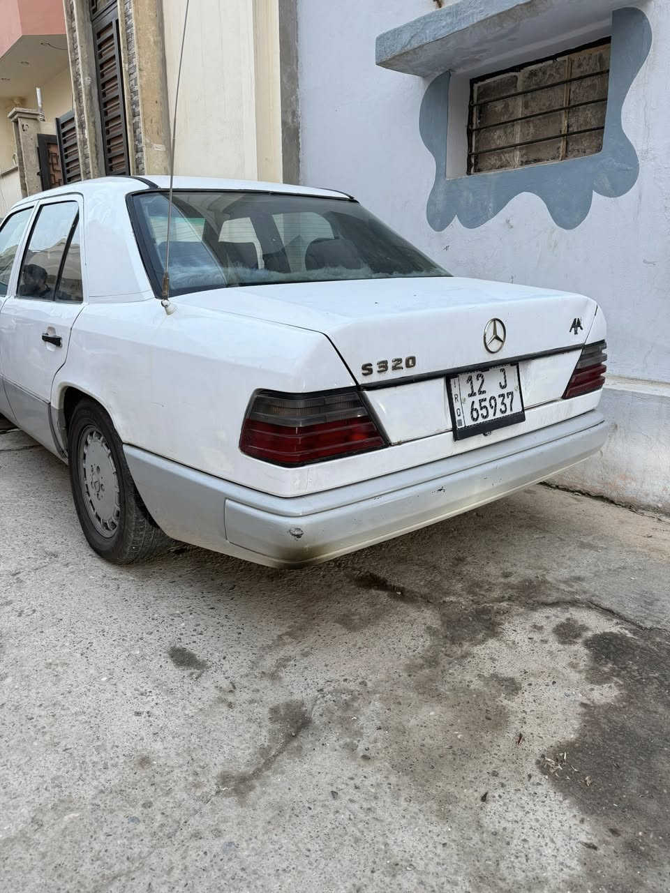 السلام عليكم 
مرسيدس للبيع 4 سلندر 
موديل 86 صبغ جماليه 
البكان حي الطيران السعر 38 وبيها مجال رقم الهاتف 
***********
***********
