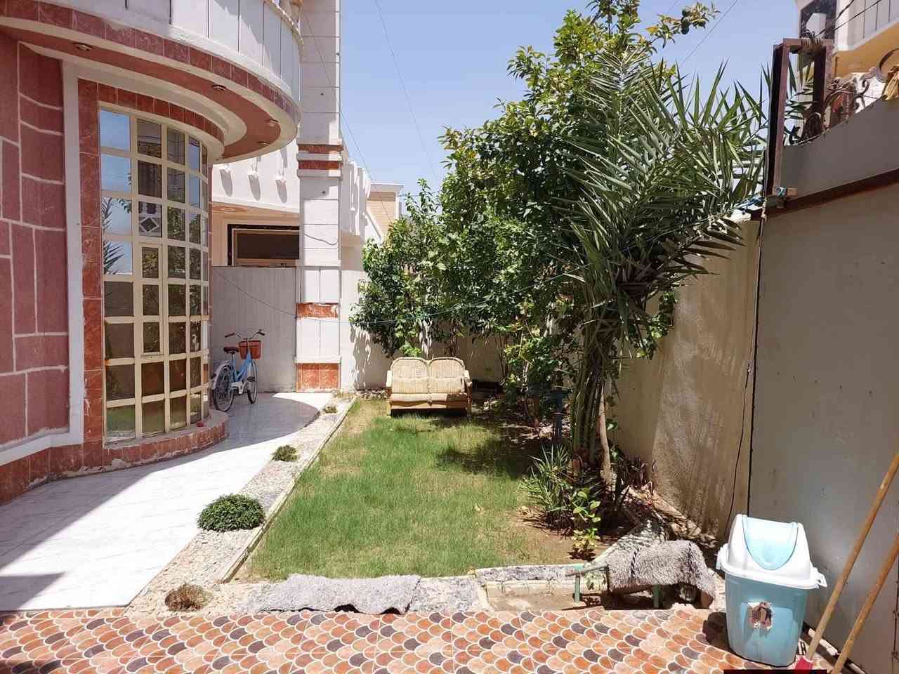بيت للبيع في الرمادي الزراعه قرب جامع اليرموك🕌🌹🌹
يتكون البيت من طابقين بناء حديث وجميل  كما موضح في الصور والفيديو 🏤 

نوع البناء حجر بلكامل .. المساحه 256.. واجهيه 12..نزال 22  يحيط بل بيت مناور 

الطابق الاول يتكون من غرفتين وصاله وديوانيه ومطبخ حار وبارد ودورة مياه داخليه وخارجيه وحديقه خارجيه 💮🌸💐 

اما الطابق الثاني فيتكون من غرفتان كل غرفه تحتوي على بلكونه تطل لمقدمت البيت وصاله ✅✅💯 

البيت يكون فيه كهرباء مستقيرا وماء لا ينقطع  

ويكون سعر هذا البيت فقط(( 200)) مليون وقابل للتفاوض بشكل. يرضي المشتري 

للتواصل والاستفسار الاتصال على هذا لرقم يحتوي على واتساب ꧁***********꧂

