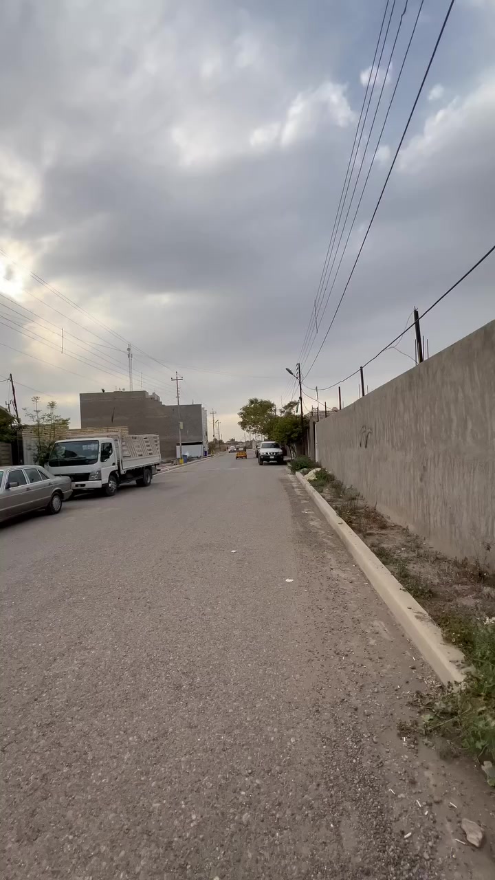 السلام عليكم قطعة ارض للبيع مساحة 100 متر
وجه 5نزال 20 شارع الضباط مقابيل الباب الثاني القطعه صايره بالبدايه ملك صرف زراعي خدمات كامله كهرباء
ماء مجاري اناره /***********
