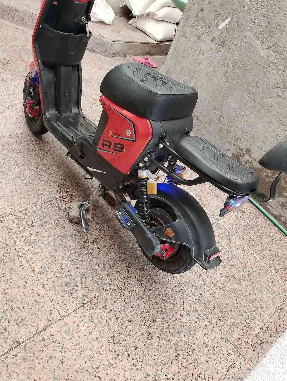 ار9 موديل2026
دراجه غنيه عن التعريف 
السله موجوده بيها شخط جبير مبين بتصوير 
سويت حادث بسيط الدراجه صار تقريباً شهرين من طلعتها من محل يوسف جويه اخذتها بل قصد750 اريد أبيعها 550 *********** واتساب ومتواجد فيس❣️
