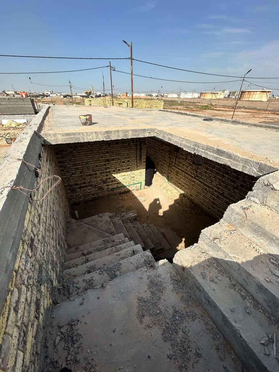 بيت للبيع كامل ماء ومجاري وكهرباء صب كونكريت عنوان الديوانية حي الجامعة نقص لبخ وسيراميك سند 25.
*********** وتساب موجود السعر 45 مليون مجال قليل
