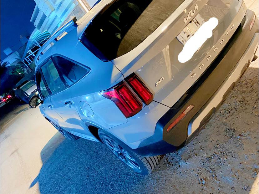 السلام عليكم 
سورنتو 2022 فول ١/١ 
مواصفات SX 
السياره عائليه اقتصاديه 4 سلندر توين تيربو
الداخل جلد + تطعيمات خشب
الدخول والتشغيل بصمه وعند بعد 
الكشنات كهرباء تدفئه وتبريد
بنوراما كامرات اماميه وخلفيه 
حساس امامي وخلفي 
الصندوك كهرباء
وكامرات محيطيه 
فور ويل 
ونقطه عمياء وحتى شفتات تسارع بيها
واذا اريد اعد كل المواصفات يراد وقت طويل 
سعرها ٢٣٥ وبيها مجال 
رقمي ***********
مكاني بغداد بيع فقط وبالعافيه ع ياخذها
