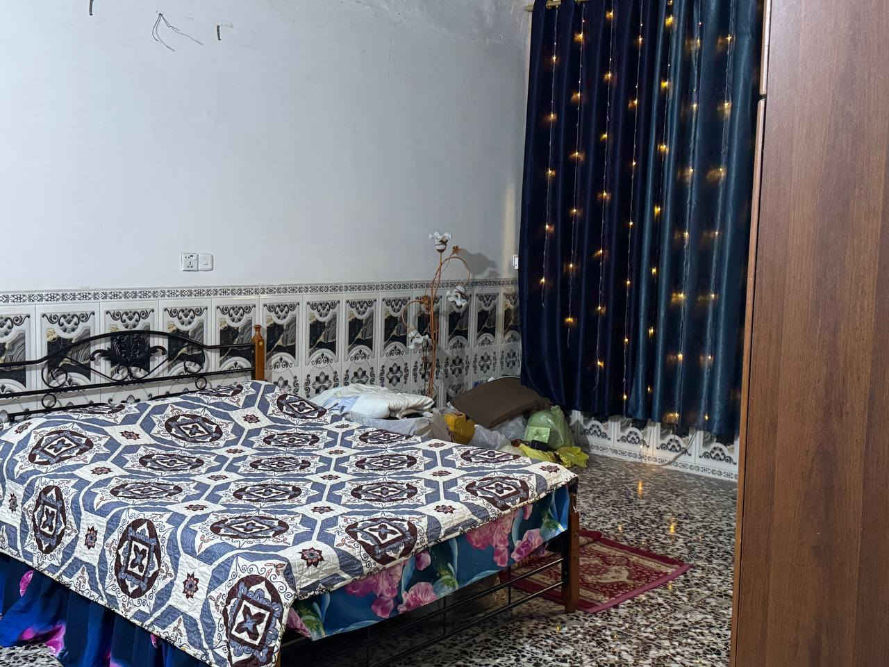 للبيع بيت تجاوز في الكرخ  250 متر  كامل خدمات غرفتين ومطبخ وهول وحمام داخلي وحمام خارجي ومخزن ومساحه خلف البيت قابله للبناء ومي وكهرباء السعر 41 مليون مع الاثاث وبي مجال لل استفسار ***********
