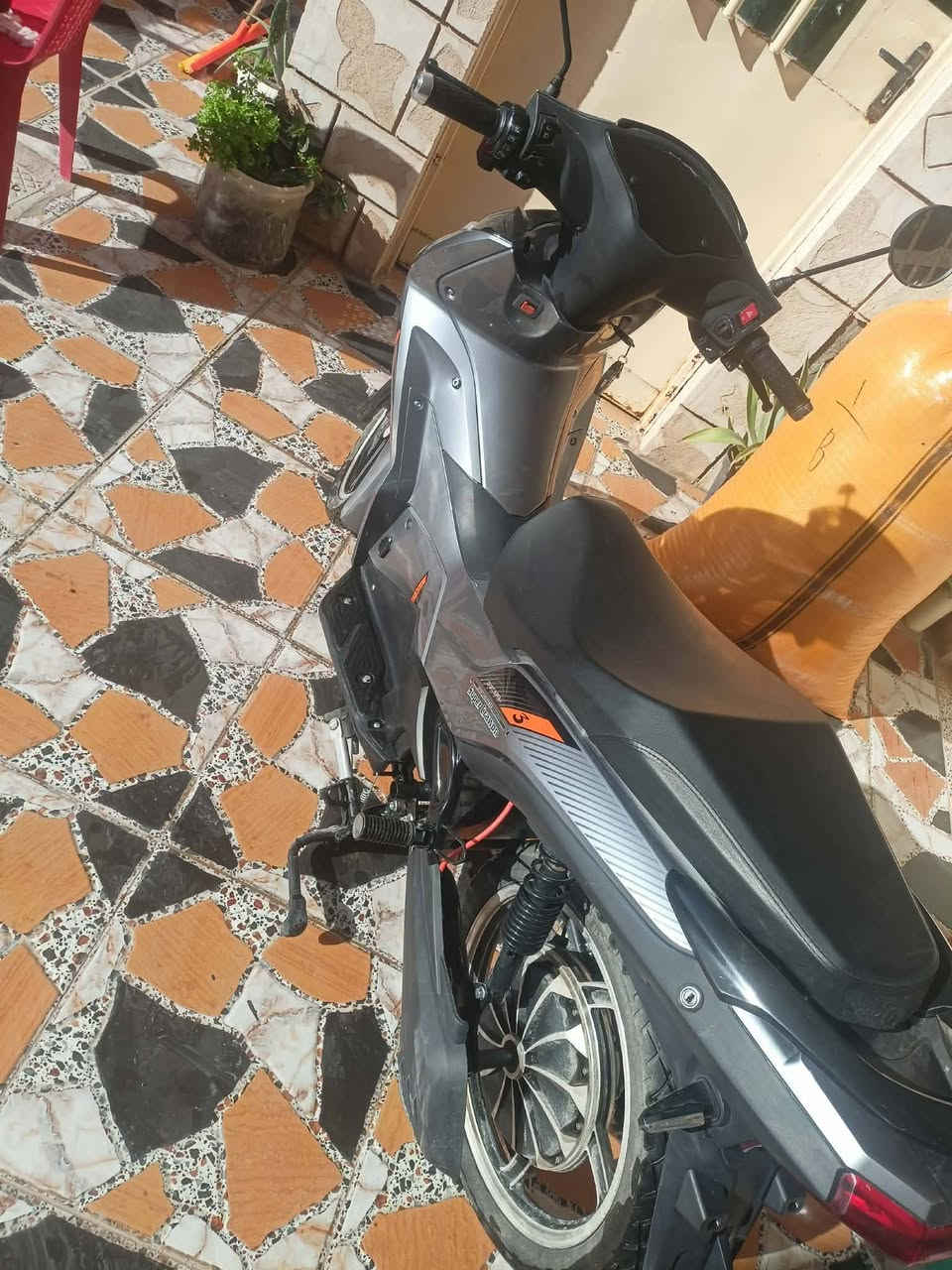 السلام عليكم ورحمه الله وبركاته 
دراجة شحن للبيع فول نظافه اخذتها قبل ٤ أشهر ما ماشيه هواي.السعر ٦٠٠ وبي مجال 

***********

***********
