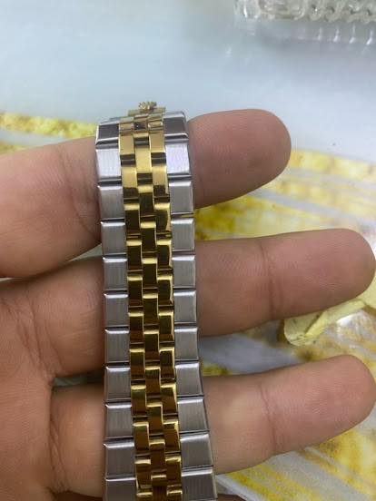 للبيع: تحفة رولكس الجديدة (إصدار 2025) ⌚
لعشاق التميز والفخامة، متوفرة الآن ساعة Rolex Oyster Perpetual Land-Dweller، الإصدار الأحدث والأكثر لفتًا للأنظار.
المواصفات الفنية:
• الموديل: Land-Dweller (أحدث موديلات رولكس).
• الجودة: ماستر كواليتي (Master Quality) من مصنع Clean المعروف بدقته.
• المعدن: فولاذ مقاوم للصدأ نوع 904L (نفس المعدن المستخدم بالأصلي، ثقيل ومقاوم للخدش).
• المكينة: أوتوماتيكية (Automatic) بنظام Open Heart (المكينة مكشوفة من الخلف والوجه)، تعطي لمسة ميكانيكية مذهلة.
• المينا (Dial): تصميم خلية النحل (Honeycomb) بلون ملكي مع أرقام عربية مميزة.
• الحالة: جديدة.
التفاصيل الإضافية:
الساعة تتميز بتصميم (Two-Tone) يجمع بين الفضي والذهبي، مما يجعلها مثالية للمناسبات الرسمية وبيئة العمل المهنية.
💰 السعر المطلوب: 175$.
📍 المكان: بغداد .
للجادين بالشراء، يرجى المراسلة على الخاص.
*********** واتساب
