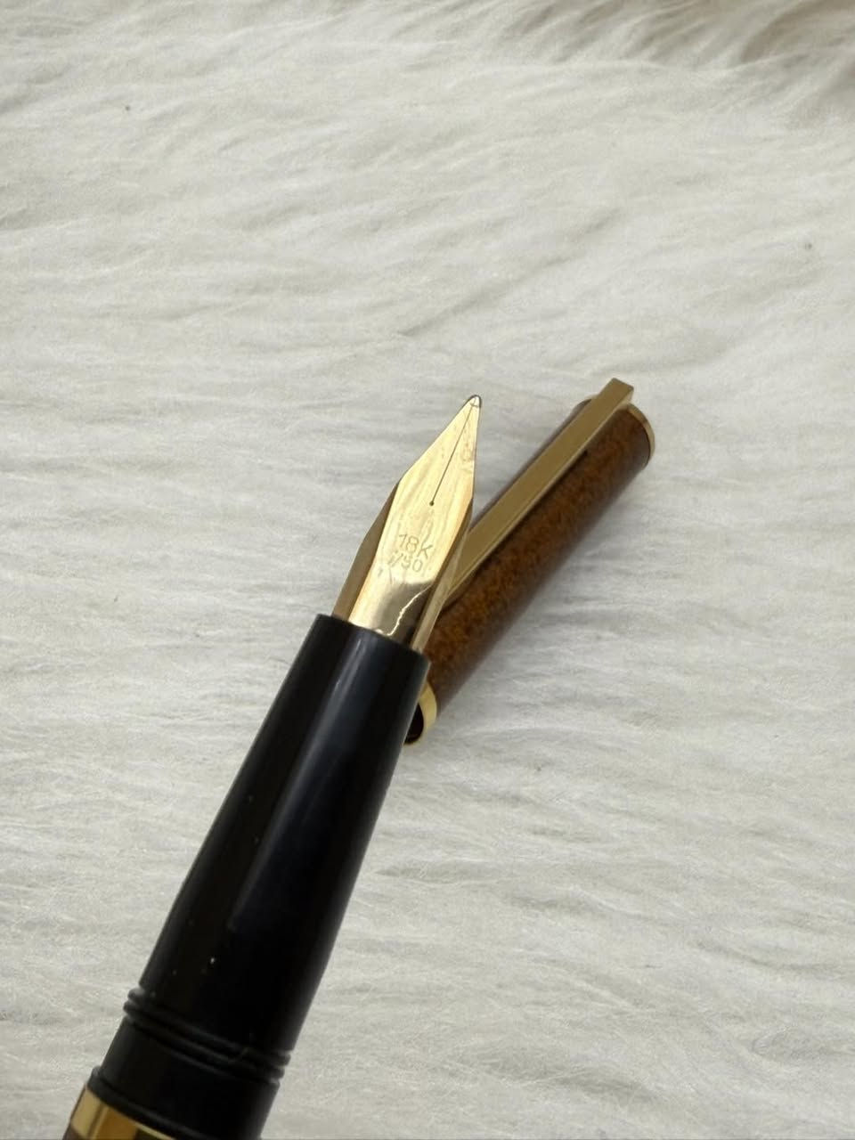 WATERMAN 
سيت واترمان 
 حبر  و جاف 
فرنسي المنشأ اصلي
حجر (نقشة مميزة)
ريشة(سلاية) ذهب عيار 18k
جنكال + حلقات طلاء ذهب 
حجم الخط M
جديد  غير مستخدم 
مع العلبة الاصلية و الكرنتي
للاستفسار المراسله على الخاص او الاتصال بالرقم  *********** 
يوجد خدمة توصيل داخل بغداد و محافظات
