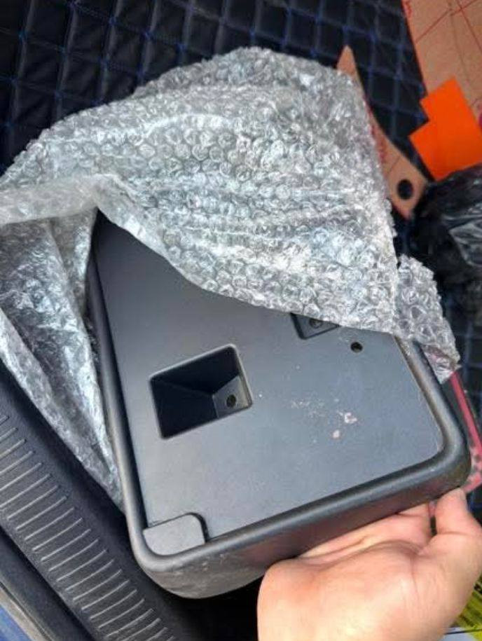 السلام عليكم البيع علامه أوباما اصليه سعر 20  
+  قاعده رقم اصليه بلاديه سعر 15  
+ زعالف  سعره ب 20  
مكانك ناصريه الغراف 
اكو توصيل بصره + بغداد 
الاستفسار (***********)
