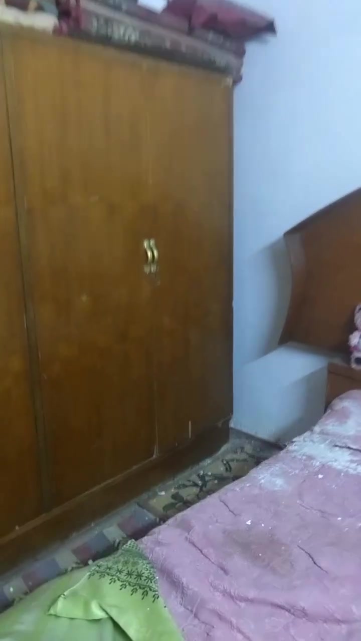 سلام عليكم اني غرفة نضيفه للبيع سعر مناسب مكاني بغداد الشعب حي البساتين رقمي ***********

