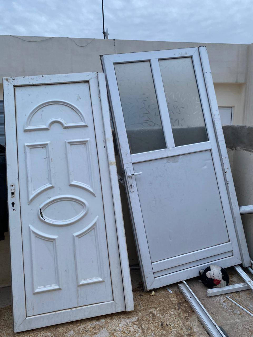 ابواب+قطع شويه تعبانة
 مستعمله كلهن 70$
موصل الجانب الايمن 
رقم الهاتف.
***********
