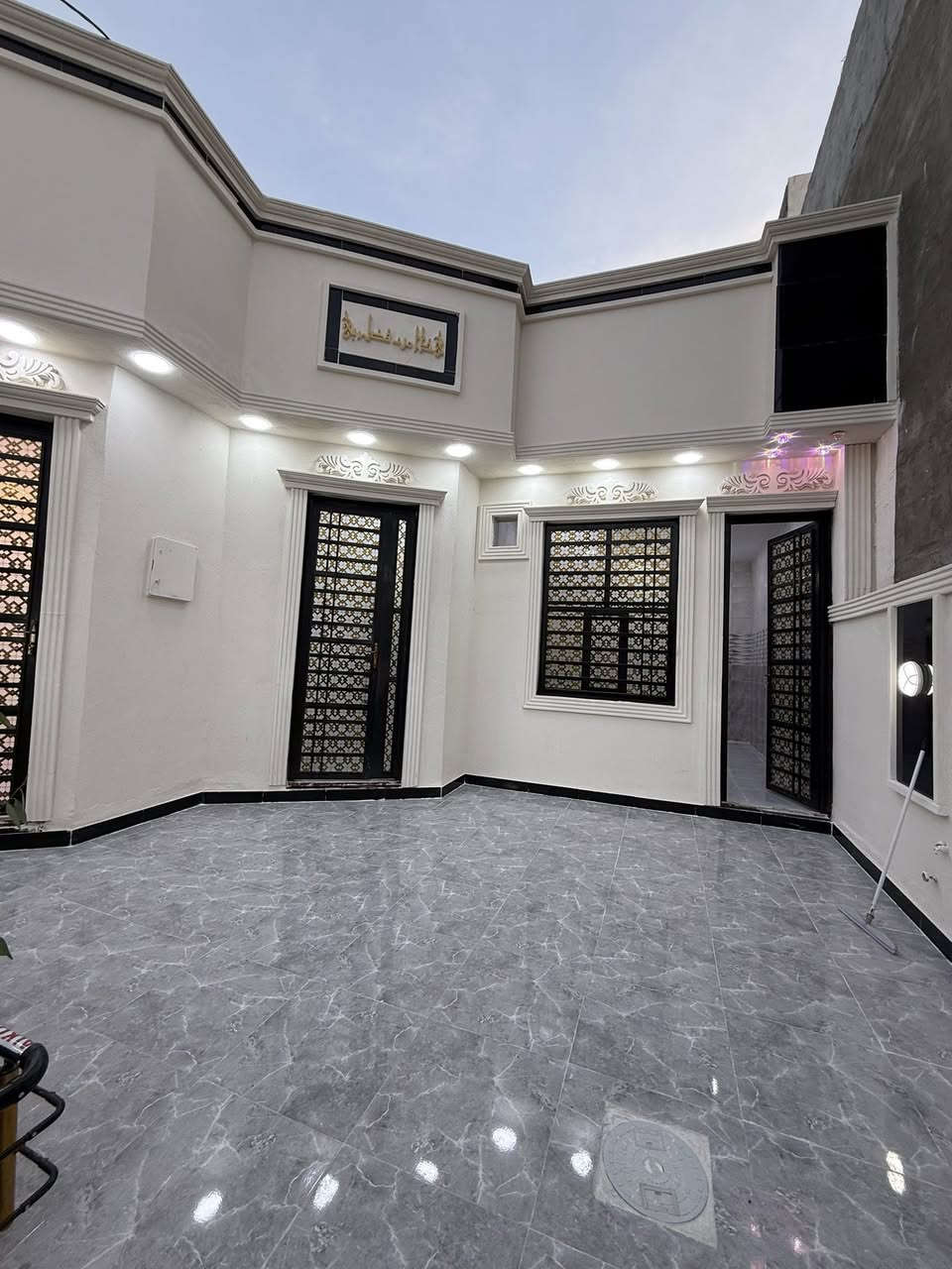 اسعد الله اوقاتكم احبتي بكل خير 🌹
توفر بيت مساحه 200 متر🏠
بناء البيت بلوك ضغط درجه اولا 👌
يحتوي البيت على 2 غرف منام 🌹صاله 🌹
موزع للغرف وصحيات ودرج معزول عن صاله
مطبخ 🌹وديوان  🌹 كراج🌹 حديقه 🌹 صحيات خارجيه 🌹 عنوان هاذ البيت البصرة منطقه محوله زهير منطقه مخدومه من ماء وكهرباء وتبليط واناره شارع 10 متر( السعر 125 مليون وقابل للتفاوض)
للاستفسار اكثر اتصل ( ***********)
