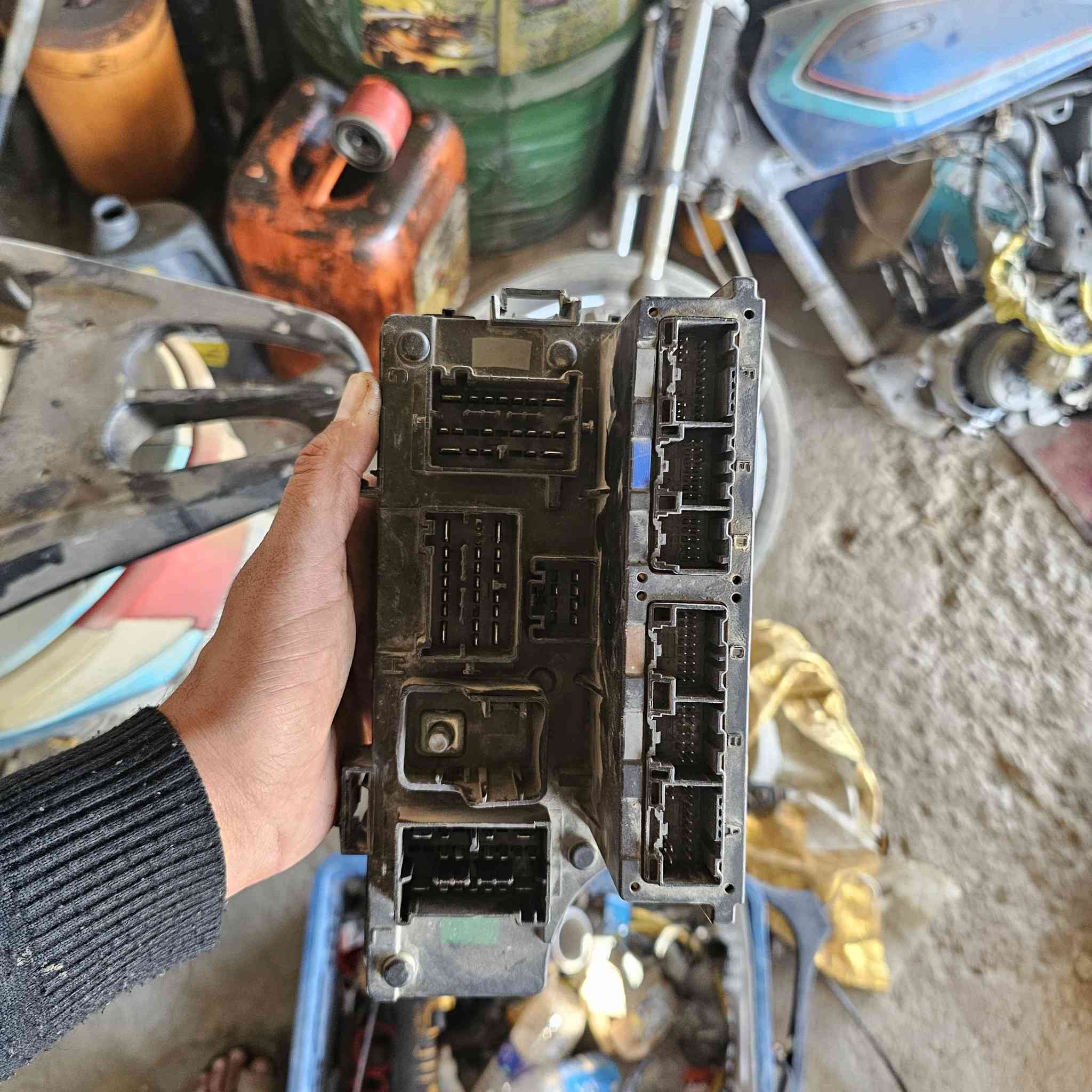 سلام عليكم
قاعده فيوزات سي ٢٠٠ مكيته ٢٤٠٠ جديده اخذتها وبعت السياره وبقت عندي 
لي تفيده مكاني حله ماعندي توصيل تجي تفحص شرط الشغل 
***********
