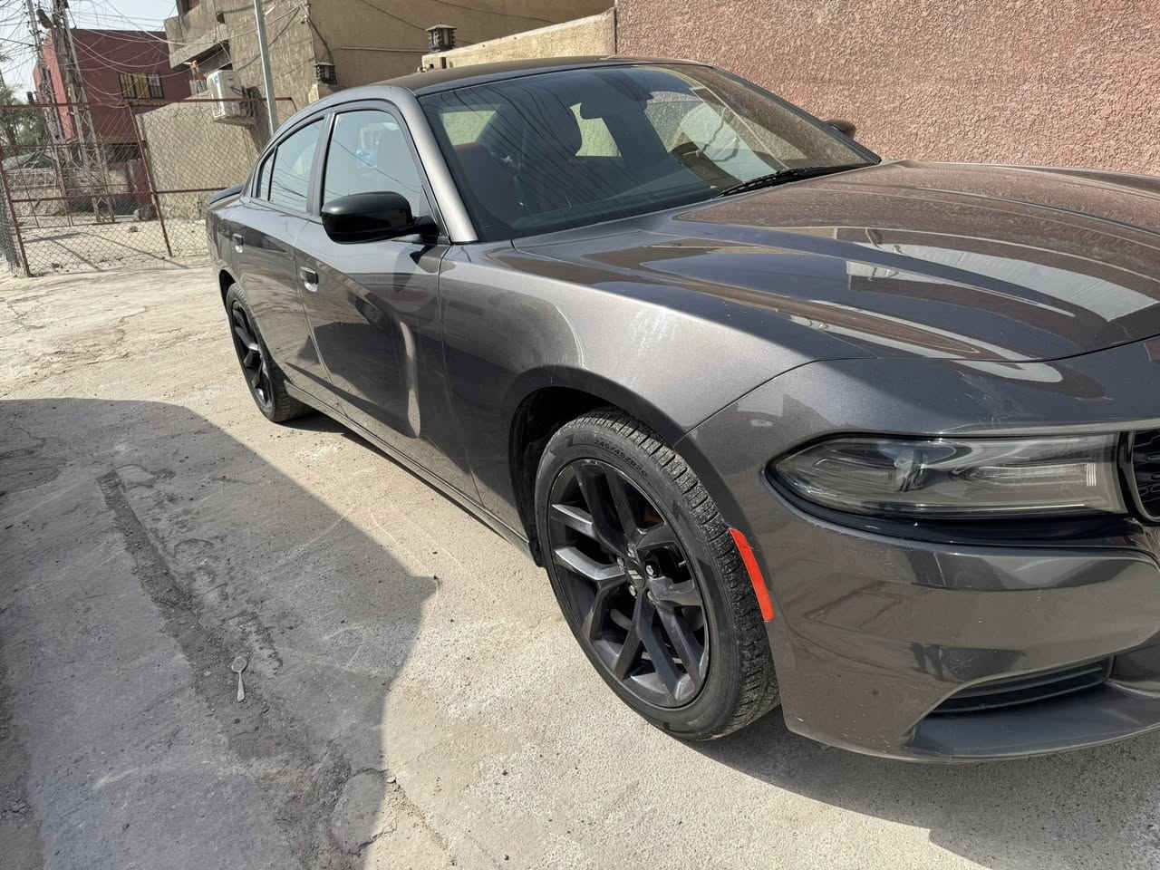 السلام عليكم  جارجر للبيع موديل 21sxt اصل ماشيه 66 ميل معروفه مواصفات سياره حادثها جاملغ خلفي و نص الباب الخلفي كل تفاصيلها بالمنشور بها شخطه بالباب عكس السايق   وبيها بارد كلش قليل وناشر  الصوره سياره مال جناي مكان السياره بغداد البنوك  سعرها 21.5 رقم الهاتف ***********
