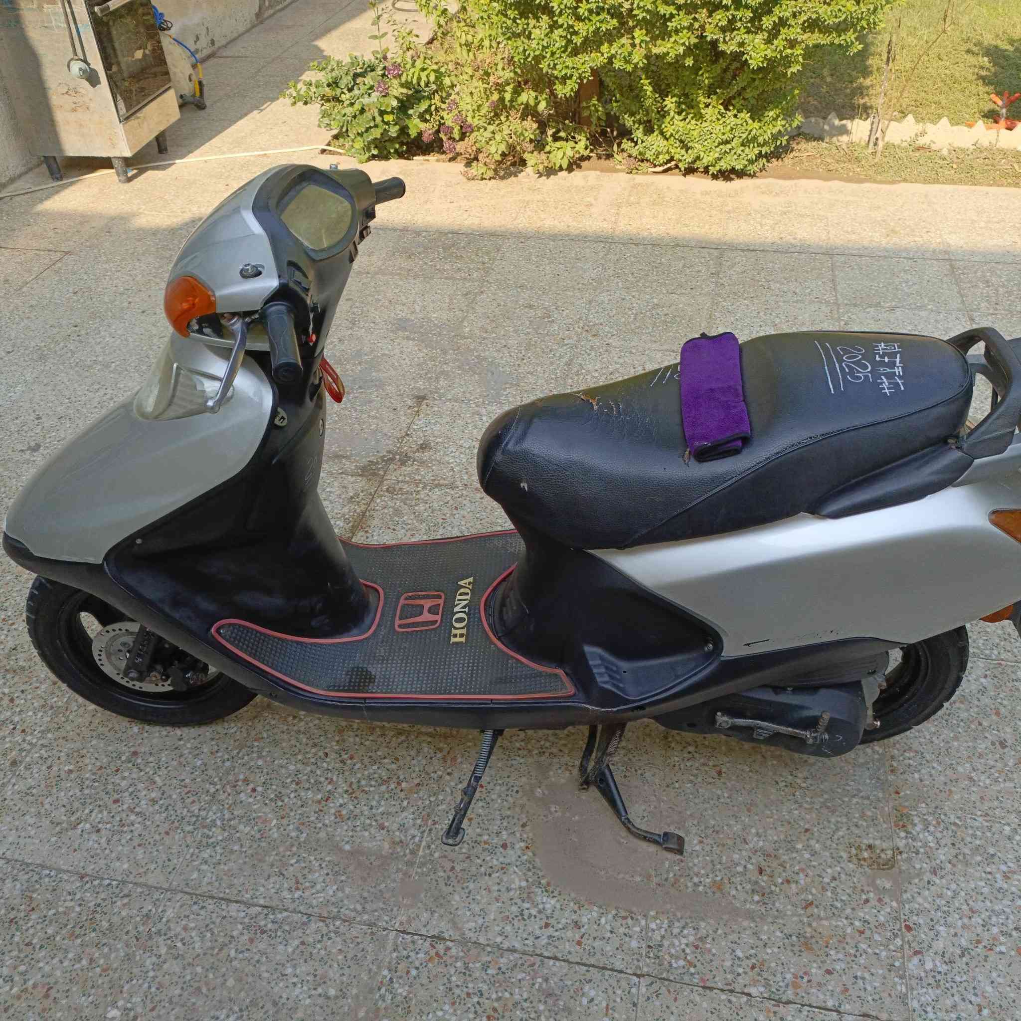 السلام عليكم /(سبيسي ماليزي مديل 2020  ) مكينة مفتوحة اول فتحها الها صارلها سنة/ ناعمة وشلعة ومعدل
كهربائياتها كلها شغالة 
دبل امامي وخلفي جدد 
دراجة كاملة من البرغي للبرغي ماعدى عداد كيلو متر مايتشغل   
بيها صالنصة رياضي والبلادية موجودة 
مكاني كوت حي الحكيم  سعرها خاص او اتصل 
***********
