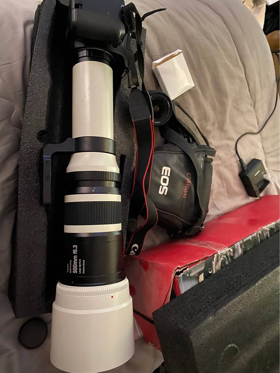 نوع العدسة: عدسة تلي فوتو فائقة (Super Telephoto) ببعد بؤري 500 ملم وفتحة عدسة F6.3.نوع التركيز: يدوي (Manual Focus) بالكامل، مما يعني أنها تتطلب ضبطًا يدويًا للتركيز بدلاً من التركيز التلقائي.التوافق: العدسة مصممة لتكون متوافقة مع كاميرات DSLR من ماركات مختلفة مثل نيكون وكانون وسوني، وذلك باستخدام محول تركيب خاص (T-mount).

الطراز: كاميرا كانون EOS 1200D.نوع الكاميرا: كاميرا DSLR للمبتدئين.الملحقات الشائعة: غالباً ما تأتي مع عدسة زوم مثل 75-300mm أو 18-55mm، بالإضافة إلى بطارية وشاحن.الاستخدام: مناسبة للتصوير الفوتوغرافي العام بغداد, العراق


**إذا كنت صاحب هذا الإعلان وتريد حذفه لأي سبب، رجاءا أرسل رسالة إلى الدعم الفني**