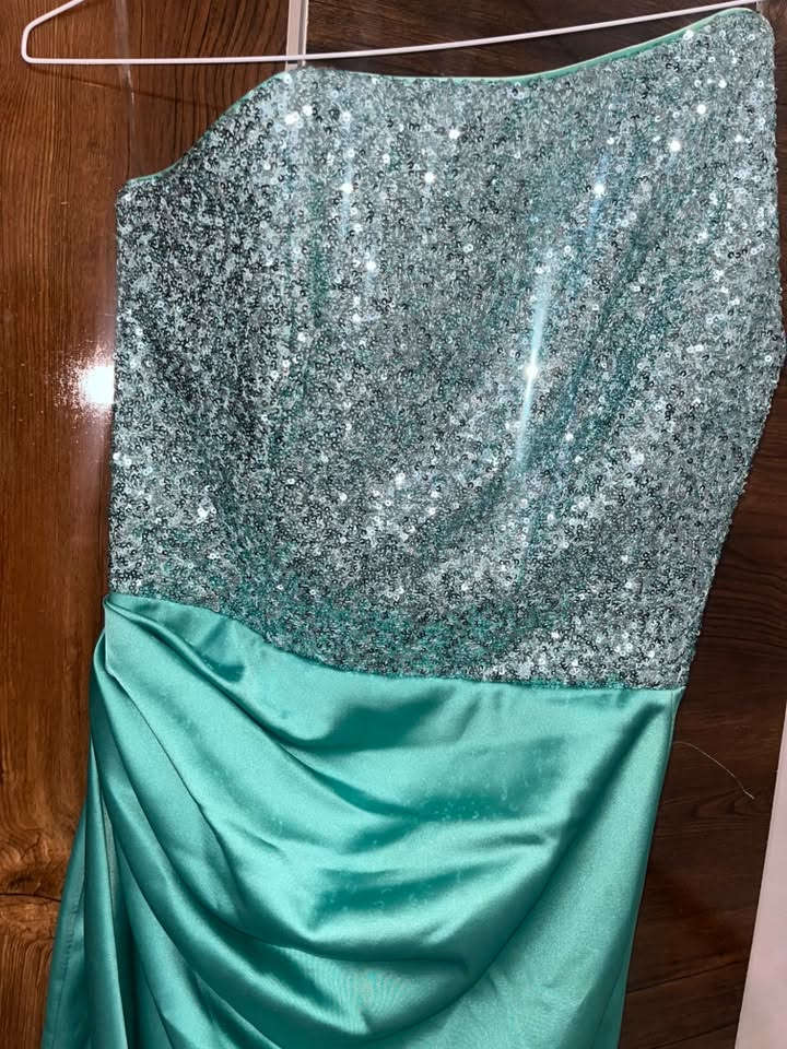 فستان فخم يجنن
جديد غير ملبوس 
قياس سمول
سعره ٢٥ فقط ، للحجز راسلونا خاص✨✨


**إذا كنت صاحب هذا الإعلان وتريد حذفه لأي سبب، رجاءا أرسل رسالة إلى الدعم الفني**