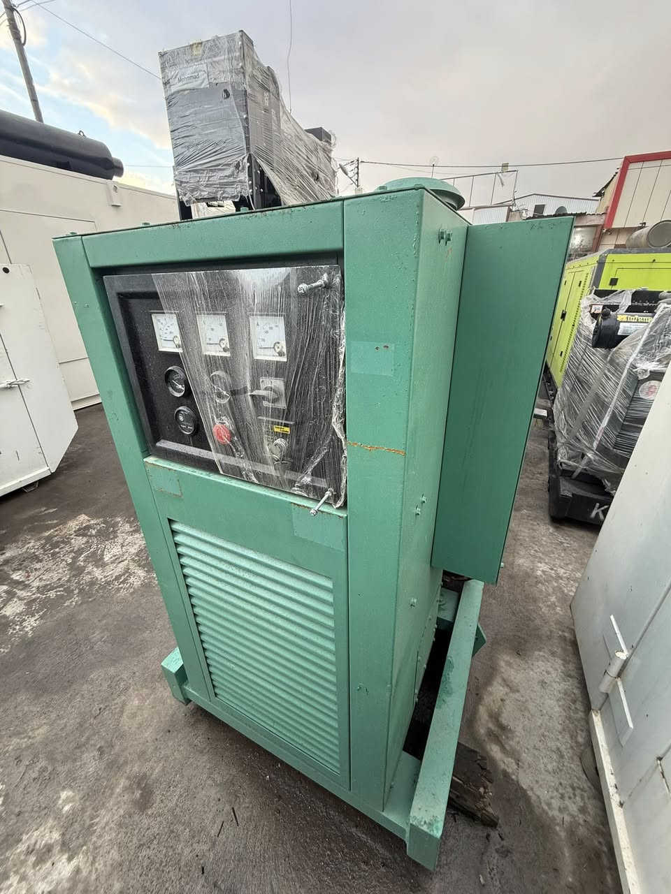 السلام عليكم 
كمنز  أمريكي 5 ونص. انجكتر زيتي 
400kva 
ساعات العمل اقل 500 ساعه 
وضع بلاد شركة  
🚚يوجد توصيل الى جميع المحافظات وبضمان🚚
🚚كياندن هةية بو هةموو شاركان بةكرينتى🚚
 للاستفسار:
 ابو علي 
***********
***********
***********
