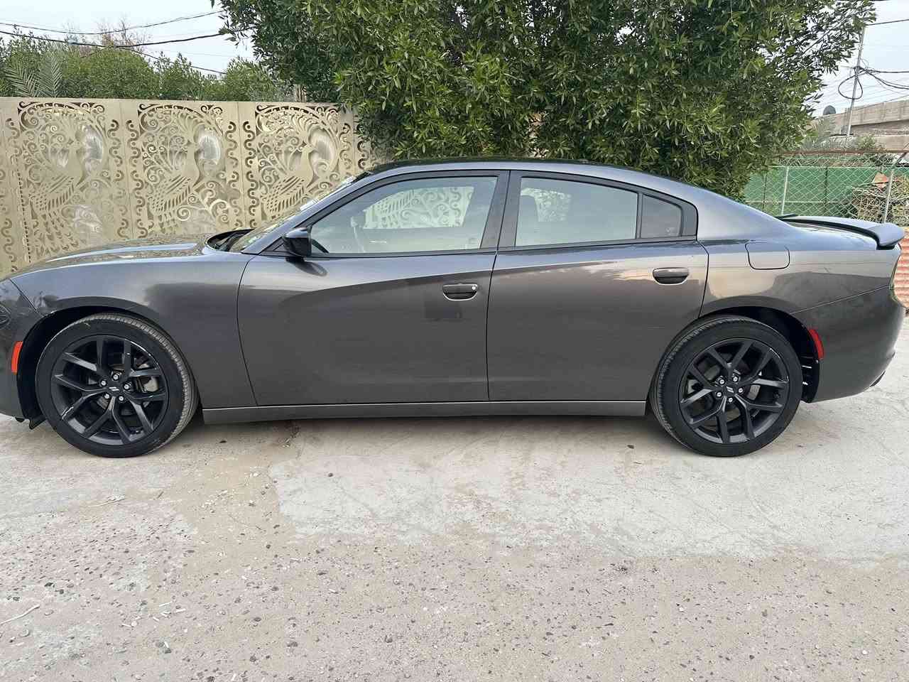 السلام عليكم 
دوج جارجر موديل 21 
وارد امريكي ححادثهه سرقه جاملغ ومبدل واحد جديد اصلي نفس لون دخول جديد سنويه باسم المشتري 
ماشيه 85 
لسياره جديده حيل مابيهه لا شخط ولا خدج ولا رصعه
بدون مواصفات فقط شفتات بلستيرن وحساس خلفي 
لسعر 255
لعنوان /بغداد /شهداء لبياع 
رقم لهاتف 
***********
