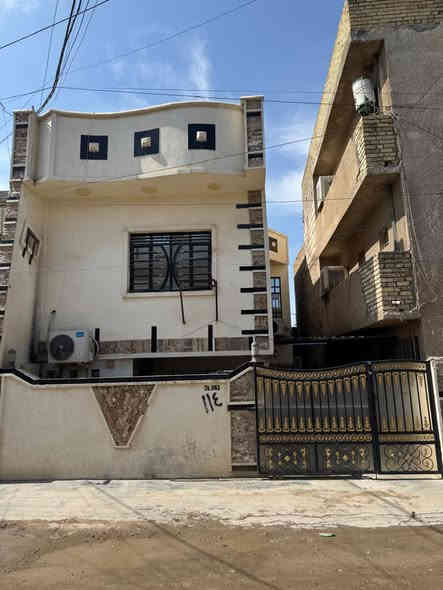 السلام عليكم .. دار طابقين يحتوي على غرفتين نوم واستقبال وهول ومطبخ وسطح كبير المساحه 110 متر العنوان الدورة شارع الزهور مقابيل شارع الطعمه فرع اسواق السفينة للتواصل ***********
