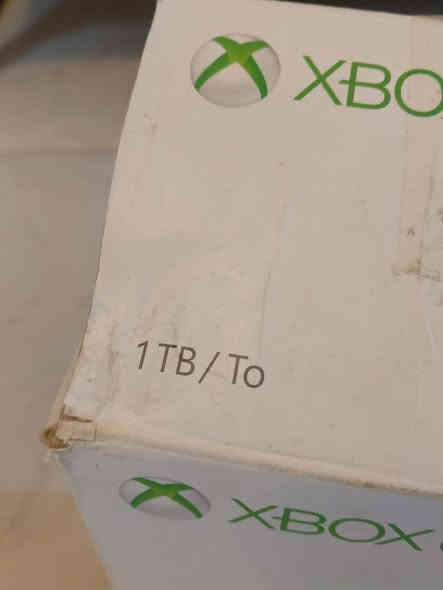 سلام عليكم 
جهاز اكسبوكس ون اس نظيف جدا 
تخزينه 1 تيرا 
وياه يده وحده 
بي العاب هواي ومن ضمنهم 
Red dead redemption 2
GTA V
TEKKEN 7
METRO 23
وغيرهم موجودين بالصور 
بس تنزلهم 
السعر 200
اذا تحب تجي للبيت تفحصه
مكاني مركز رقمي
***********
