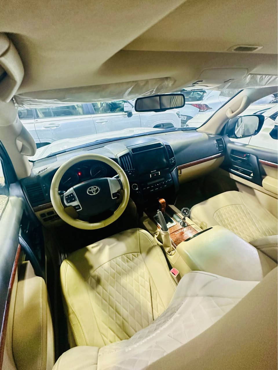 السلام عليكم 
لاندكروز 2014ابريم
مكفولة كفالة عامة 
عدة دعامية امامية صبغ 
فقط فول مواصفات
6سلندر مكينة كير مكفولات
السعر 380وبيهة مجال
موقع بغداد زيونة
الستفسار *********** بغداد, العراق
