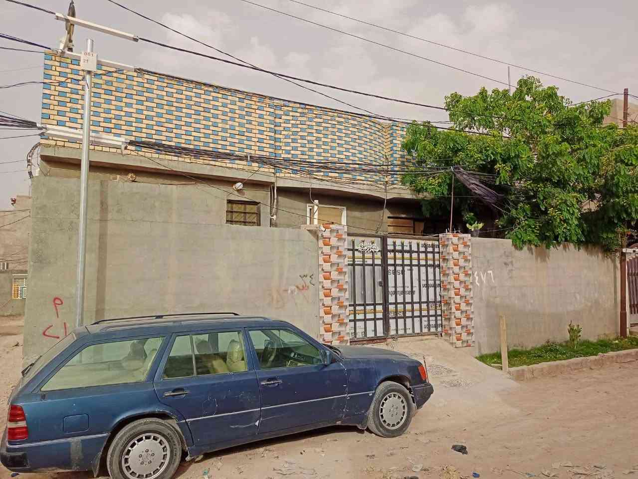 دار مساحه 200متر بناء نضيف اساس وسقف صب كونكريت مركزي سيراميك بورسلين كرانيت يحتوي على ثلاث غرف نوم صاله مطبخ استقبال مجموعه صحيه داخلي وخارجي موقع مميز قريب شارع 60 زراعي حي ميسان استفسار اكثر ***********السعر 78مع المجال
