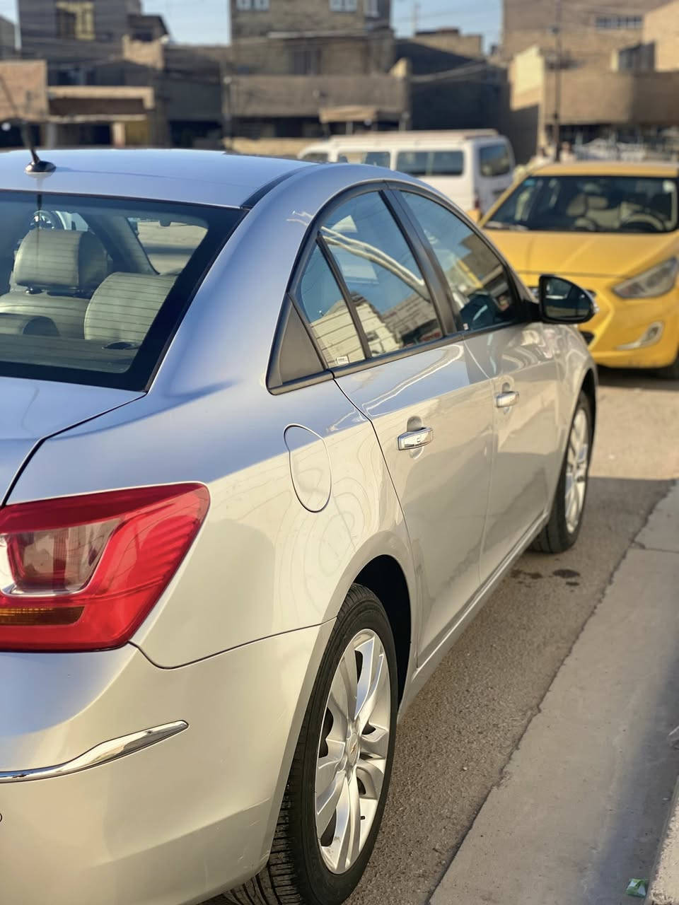 السلام عليكم شوفر كروز 2016 خليجي فول محرك 1800 فتحه تحكم ستيرن جهتين شاشه اعطال تثبيت سرعه كشنات جلد رادارات جانبيه حساسات خلفيه شاشه كار بلي + كامره مكانها بغداد الزعفرانية *********** السعر 95وبيها مجال حك الجيه
