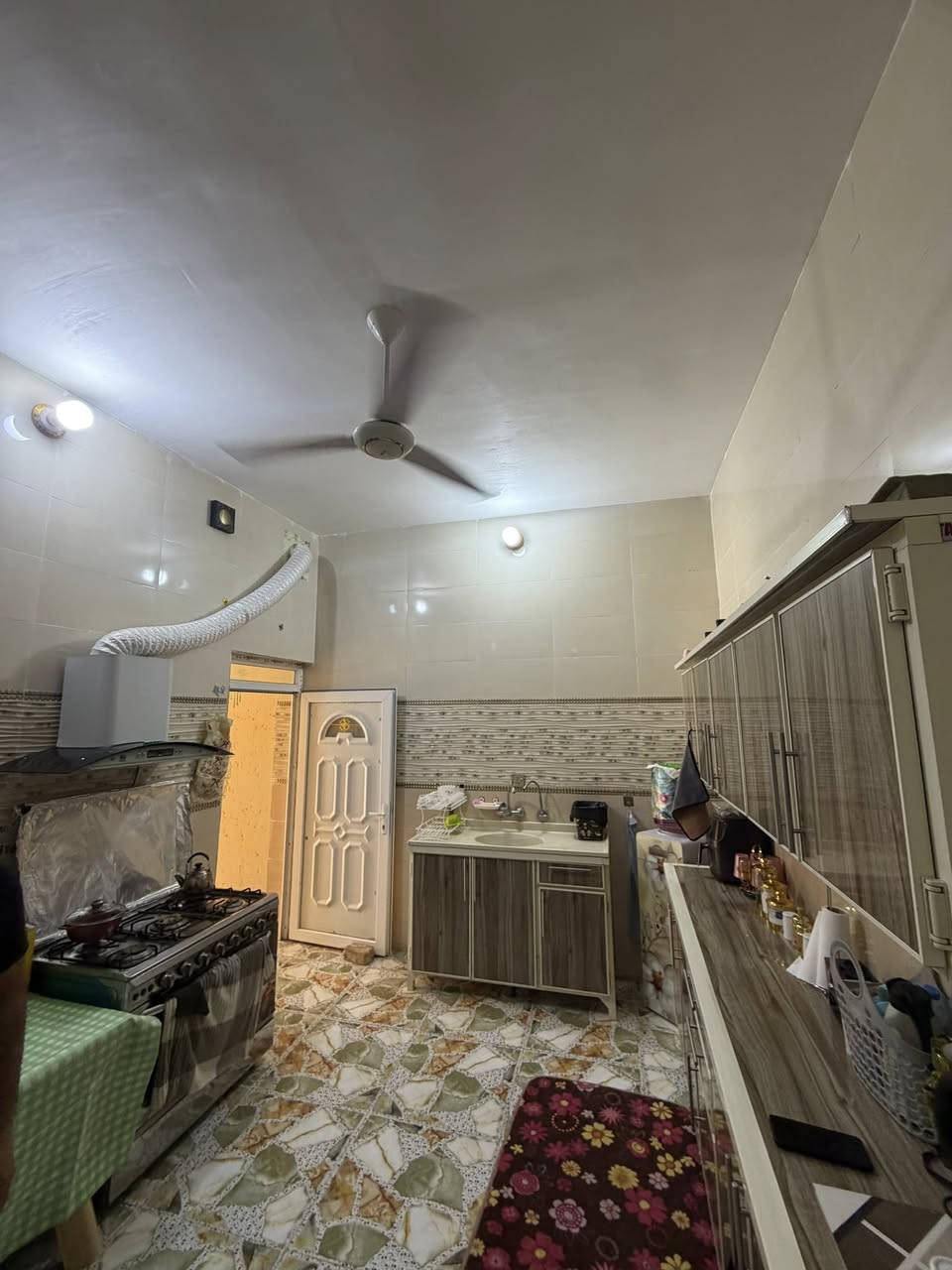 دار سكني للبيع 
ديوم التوحيد  يم المدارس 
مساحة 100 متر 
متكون من صاله استقبال مطبخ غرف نوم عدد3 صحيات 3 اشتايگر كامل 
السعر 71 وبي مجال 
للاستسفار ***********

