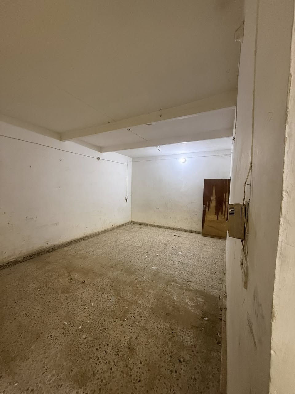 السلام عليكم
بيت للايجار مساحة ٢٠٩ م 
الطابق الاول ( غرفة نوم / مطبخ/ حمام/ صالة) 
الطابق الثاني غرفتين + حمام 
حلة شارع الصغط قرب سنتر الاسعار 
للاتصال :***********
