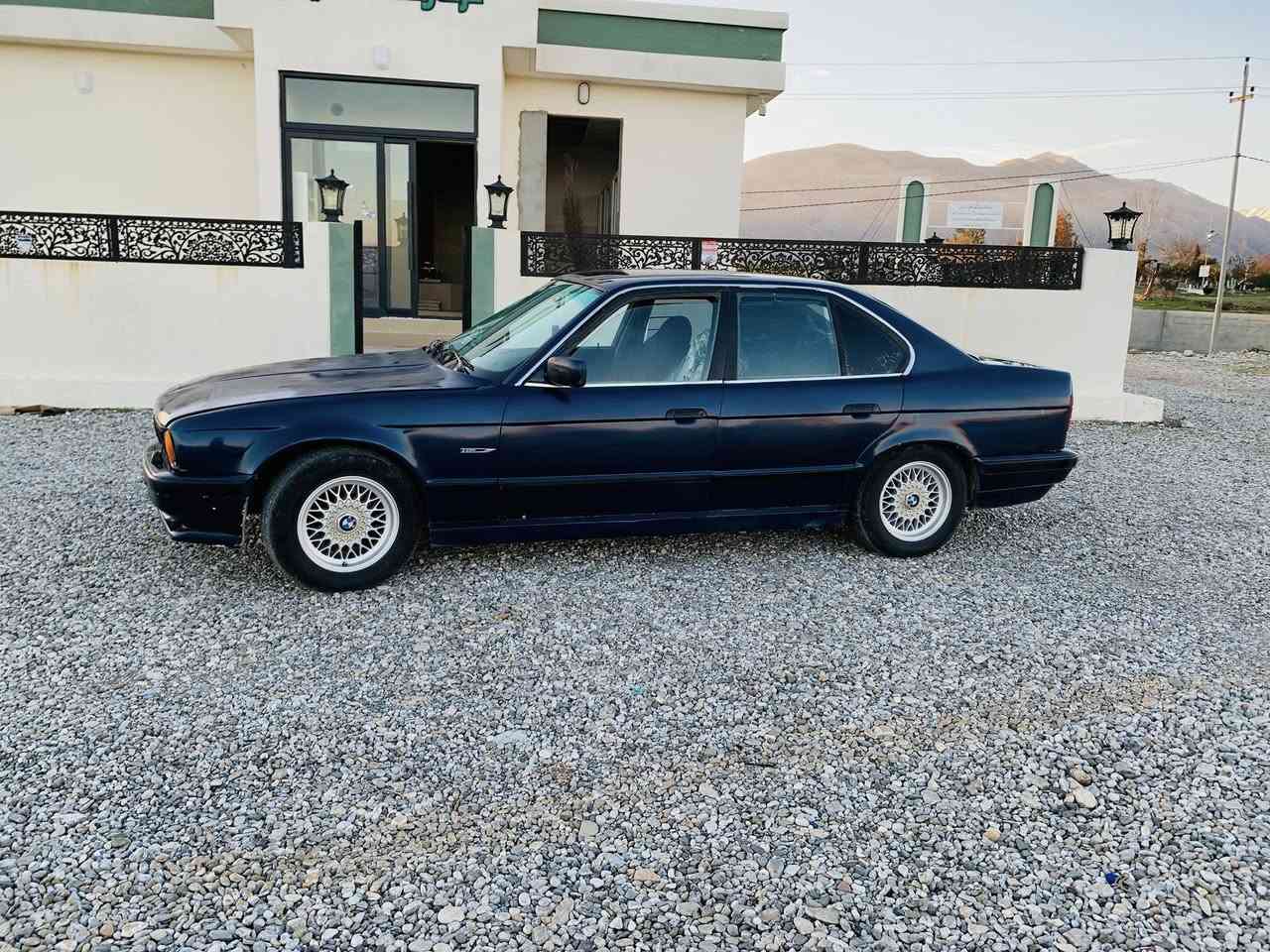 سەرەتا بەناوی خوا ئەدمین گوڵ 
بیئم مۆدیل92 520گێر حادی گێڕومەکینە بەشەرت سەیارەکە ئاڕمی بلاستیک سلێمانی ئاڕمو ئەوەلیاتی بەشەرت سەیارەکە تابڵێی خاوێنە هەتا بڵێت بەقەوەتە   چوار تایەو ویلی حەسیری لەژێرە سەیارەکە توندوو تۆڵە چرپەو سەت دۆلارت ببڕە سەیارەکە ماشااللەی دەوێت زۆر جوانەقرچێکی بچوکی هەیە شەیانی باس کردن نیە بێ ناو گرتن.                    سحری35گەڵاو  مەحامەلەکی برایانە ***********
