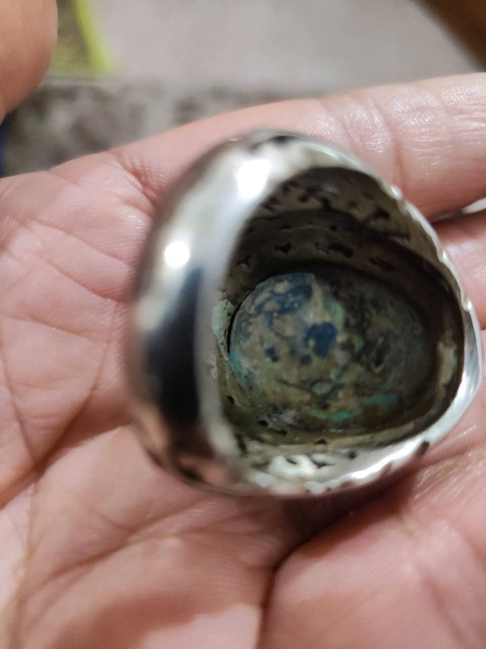 خاتم فيروز نيشابوري تحفة فنية.. قديم جدا اصل الاصل... صياغة يدوية ثقيلة جدا...
المهتم التواصل وتساب***********
