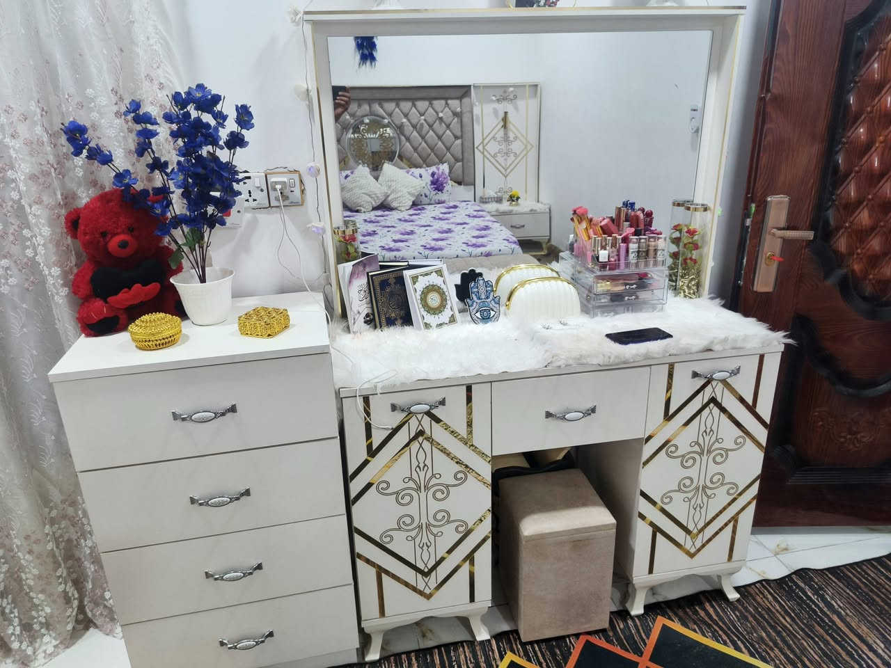 غرفة نوم تركي جديده بلجيس 10 قطع استخدام قليل كلش سعرها مليون و400 رقم الموبايل ***********
