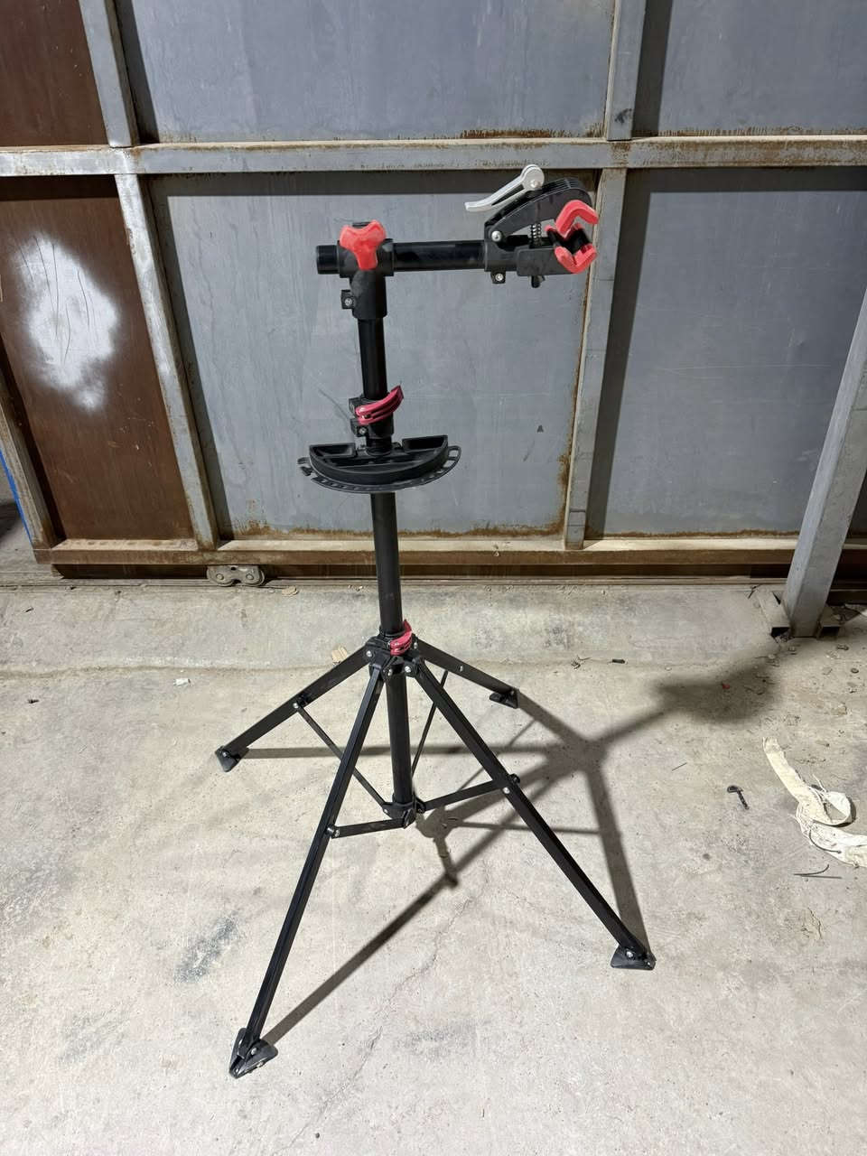 السلام عليكم كباتن
متوفر ستاند عرض او صيانه للدراجات الهوائية 
وزن ثقيل يتحمل جميع انواع البايكات
متوفر كميه محدودة 
سعر القطعه 30 الف فقط 30  الف فقط
***********
