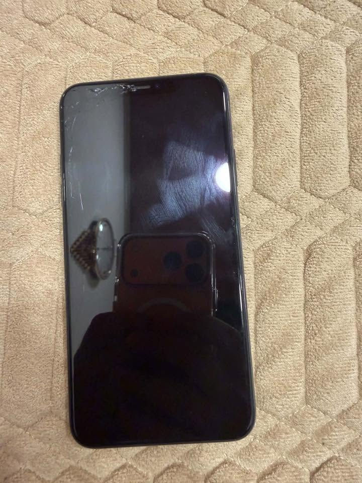11 برو ماكس كلشي ما مبدل بيه البطاريه 82 ذاكره 256 دبل سم بس الشاشه بيها فطر من فوك مثل ما موضح بالصوره مكاني بالموصل للتواصل ***********
