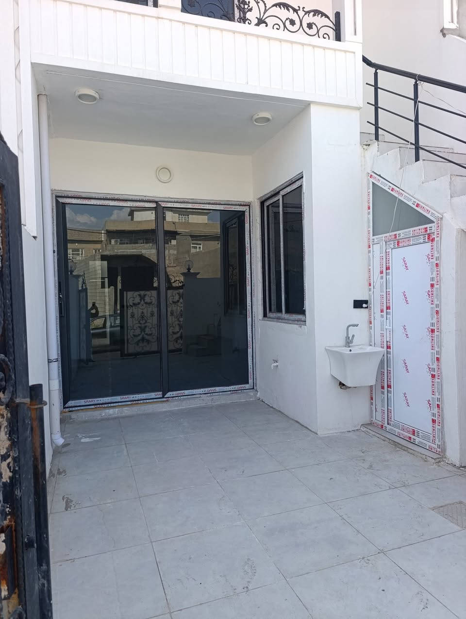 #داران للبيع ،، دروازه 🏘️🏘️
#خانوو بو فروشتن له ده روازه
#المساحة كل دار ٩٠ متر طابق ونص
#سقف مغربي
#دكت كامل
#فول كاشي
 يتكون من غرفتين نوم + هول  + مطبخ وصحيات داخلي وخارجي

#العنوان؛؛( كركوك منطقة دروازه فرع صيدلية ناز  )

#اللاستفسار اتصال ع ارقام مكتب جمال للعقار

***********واتساب☎️📱

* نستقبل جميع عروضاتكم السكنية 🏠 والتجارية والزراعية 🏡 بكافة مناطق كركوك الحبيبة
عنوان مكتبنا كركوك شورجة قرب ساحة العمال🌷🌷🏘️🏘️
