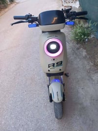 للبيع ار9 بطاريات خمسه لوحده 32 امبير السعر خاص رقم التلفون 0772348825...