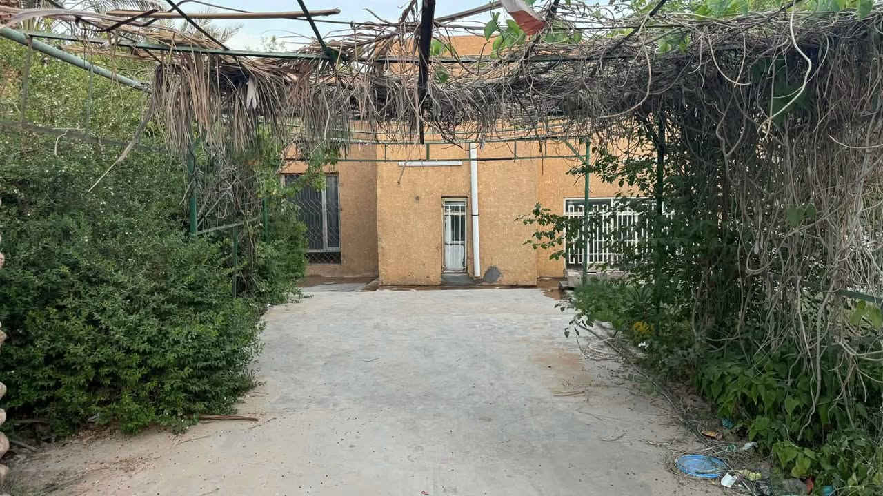 دار للبيع مع مشتمل مساحه ٨٠٠ م طابو صرف يتكون من استقبال وهول مع ٥ غرف و مطبخ و٣ صحيات داخليه وخارجيه 
المشتمل يتكون من استقبال وغرفه ومطبخ وصحيات 
البيت نظيف جدا كامل من كلشي جاهز لسكن 
موقع دار  حقلانية قرب محطة الوقود مجاور اسواق عبدالله فاضل 
السعر / 68 وبي مجال بسيط 
للاستفسار ***********/
زورونا موقعنا مكتب اليوسف للعقار فلكة جسر حجلان ***********
