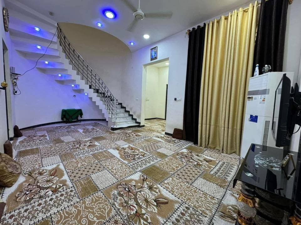 بيت طابو أسهم تحويل بأسم المشتري مساحه 200م 

كاع الدبوس مجاور كوت محينه يبعد قليل عن سيطرة ام العباس على الجهه اليمنى قريب جدا للشارع العام 
يبعد عن المدارس 100م ومستشفى قيد الانشاء

السعر 105وبي مجال قليل 

بناء حديث قبل سنتين طابوق كونكريت مسلح رباطات 

يتكون من استقبال وصاله وغرفتين ومطبخ ومجمع صحيات داخليه عدد 2 ومجمع صحيات خارجي ومناور ثنين 
الطابق الثاني يحتوي على صاله 

واتساب *********** علاء بدر
