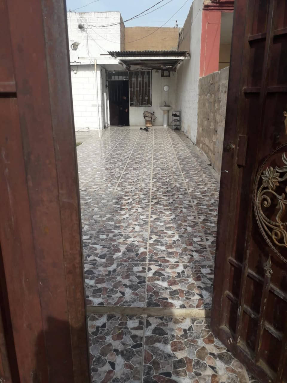 دار للبيع طابو ملك صرف في الحويجة بالقرب من معصرة الزيتون يفصل بينه و بين السوق الجدول الغربي فقط المساحة 500 متر السعر 75 وبي مجال 
الرقم / ***********
