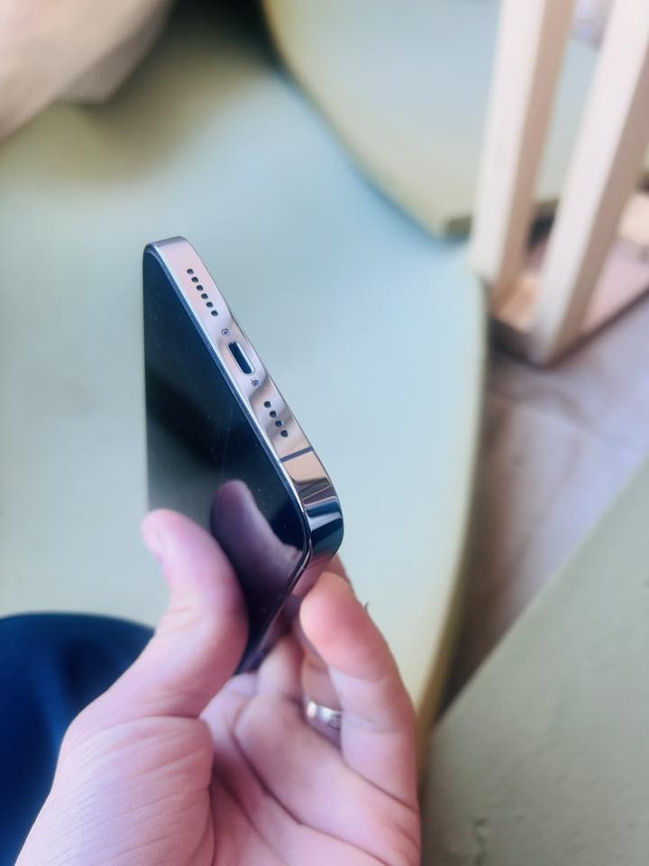 ١٣برو ماكس ذاكره واحد تيرا بطاريه٨٤لونه بحري الجهاز شخط مابي يخبل شوفت عينك بصوره بعد احلا من صوره كاتوتنه موجوده وياها كيبل مكاني طوريج وتساب ارد ***********
