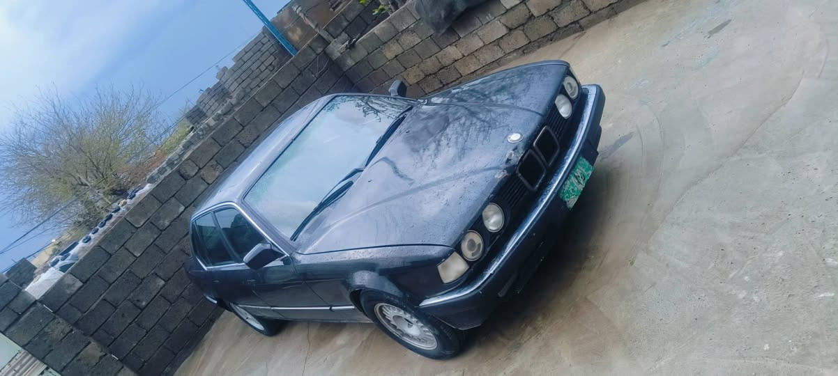 السلام عليكم.. للبيع او امراوس حسب القناعه.. BMW 735 موديل 1991 رقم نينوى اخضر امصفره غرامات وگمرگ وساحب واجها جاهزه للتحويل.. السياره فول مواصفات 
اسلايت 
4جامات كهرباء 
توماتيك
تبريد 
شادلها لايت زينون اصلي
باتري جديد 
تايرات جدد 
محرك شادلها جديد
كلشي بيها شغال
السياره يعوزها ترتيب بسيط
السعر 36 بيها مجال 
مكان السياره موصل ايسر
مامتواجد ع الخاص 
التواصل
  ***********
***********
