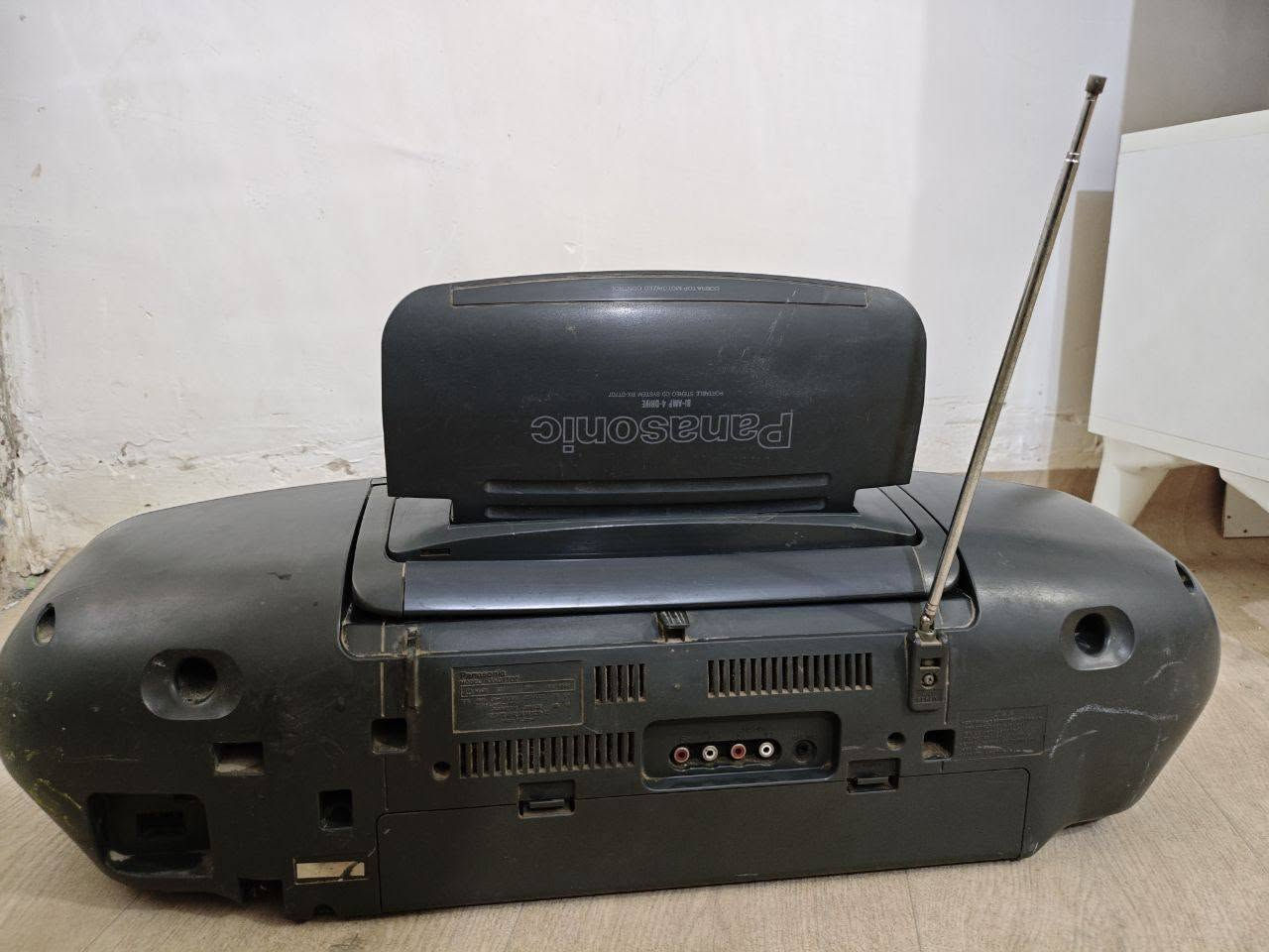 السلام عليكم شباب، للبيع مسجل وبومبوكس باناسونيك (Panasonic) ياباني أصلي.
الجهاز غني عن التعريف، من الفئات القديمة القوية الي تمتاز بنقاوة صوت عالية جداً وباس قوي (Bi-Amp 4-Drive / AI Multi Control).
تفاصيل الجهاز:
الماركة: Panasonic أصلي.
المواصفات: يحتوي على راديو، مشغل شريط كاسيت، ومشغل أقراص CD، بالإضافة إلى منفذ AUX خلفي لربطه على الموبايل أو الشاشة.
السعر: [35 الف]  / قفل).
المكان: بغداد، [الشعب].
***********

