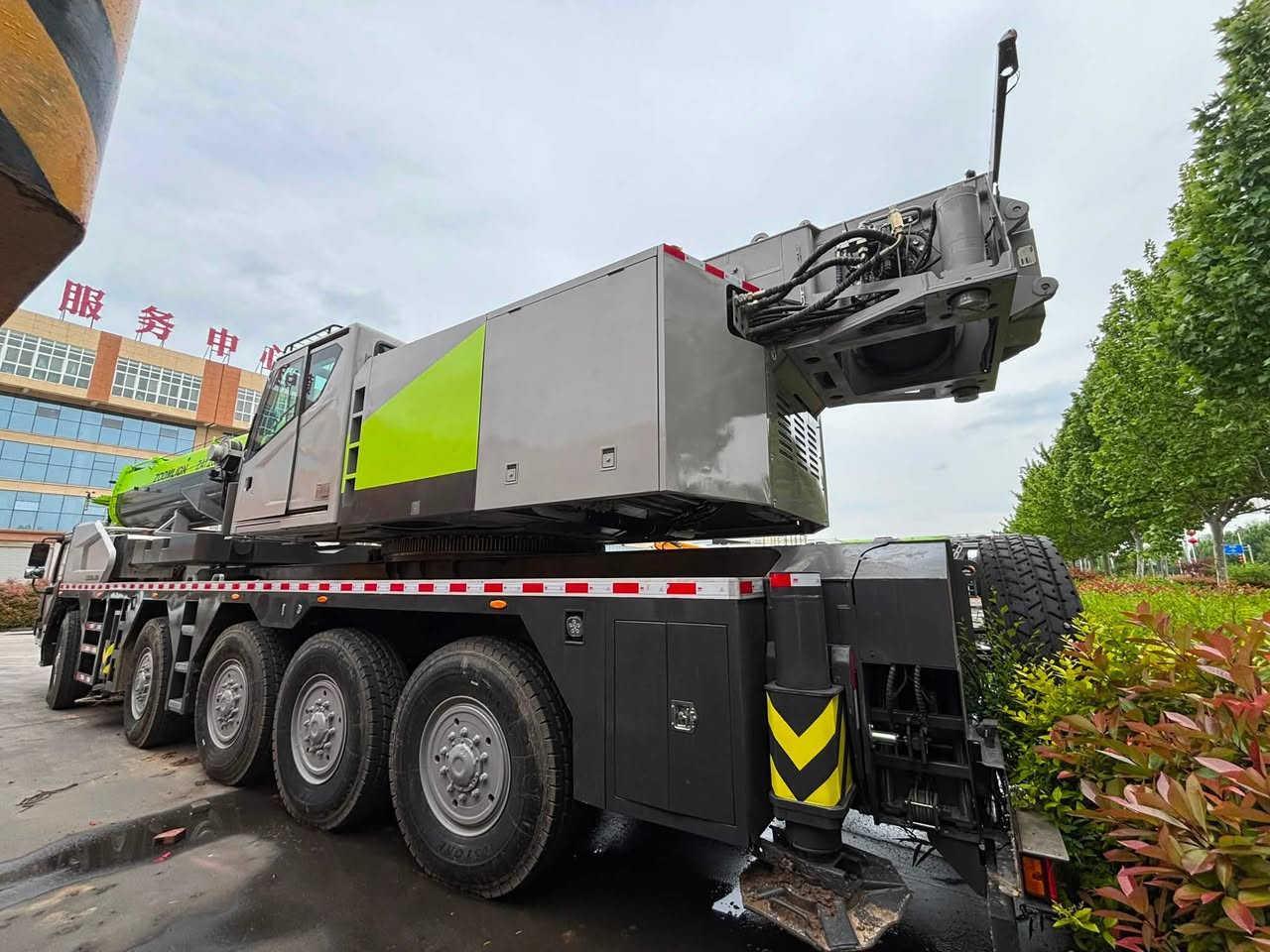ZOOMLION ZAT1300V7 CRANE
出售2021年12月中联重科ZAT1300V7起重机，主臂73.5米，副臂2节，配重53吨，2个潍柴发动机，自动挡变速箱。5轴底盘，配385/95R25轮胎。联系电话/微信：+86 13526170326（杨）
WhatsApp:+86 ￼⁨135 2617 0326⁩

For sale: Zoomlion ZAT1300V7 all-terrain crane. Main boom length: 73.5 meters, counterweight: 53 tons, 
2 engines, automatic transmission. 
Contact number: +86 13526170326
WhatsApp:+86 13526170326
#Crane #ZOOMLION


**إذا كنت صاحب هذا الإعلان وتريد حذفه لأي سبب، رجاءا أرسل رسالة إلى الدعم الفني**
